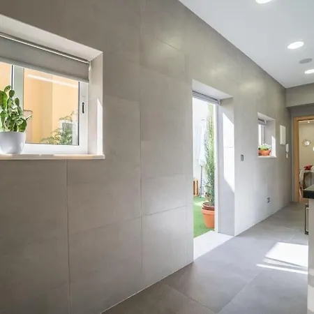 Lapa Flat W/ Patio * ליסבון